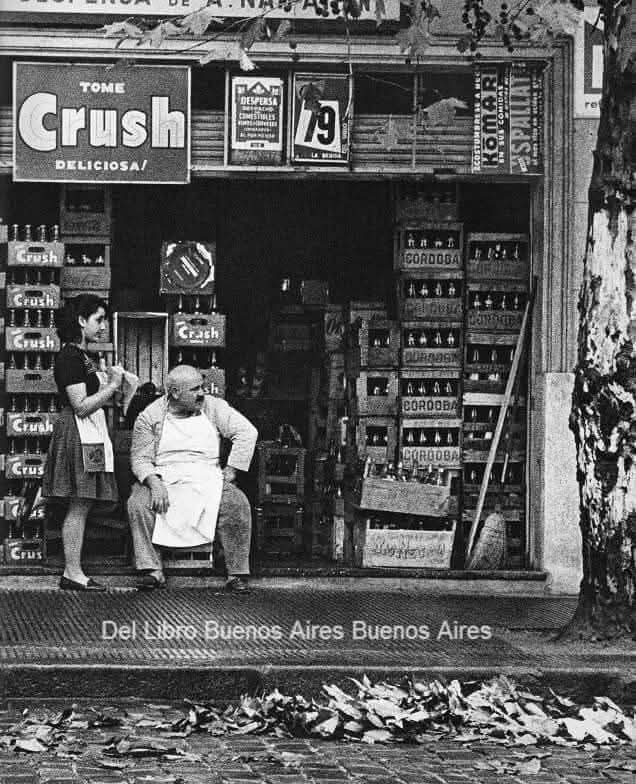 "La geografía de mi barrio llevo en mí,
será por eso que del todo no me fui:
la esquina, el almacén, el piberío...
los reconozco... son algo mío..."

Eladia Blázquez.

(El corazón al sur)
