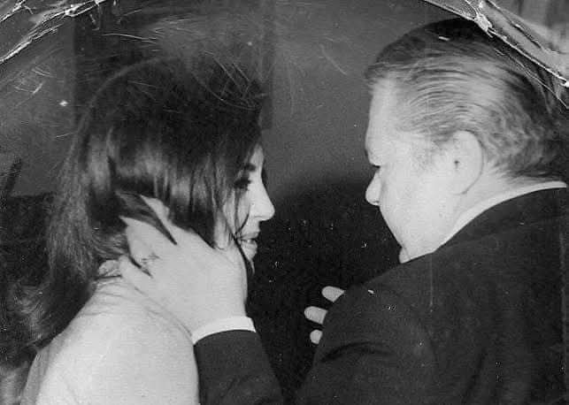 En 1969 Donna Caroll y Anibal Troilo se saludan en "Relieve" boliche nocturno ubicado en el primer piso de Diagonal Norte 651, donde ambos actúan.