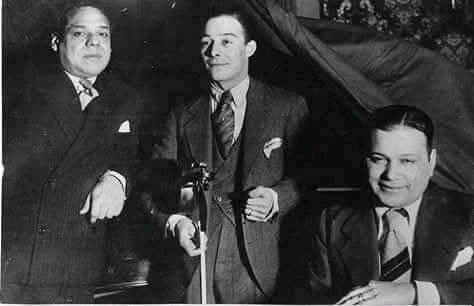 Pero che, qué poco te interesan los amigos!!!
De Gardel a Ciriaco Ortiz, por haber llevado tarde por cuestiones de trabajo, a la despedida que se le hizo al Zorzal en Bel stud de Francisco Maschio, previo al último viaje de Gardel al exterior.