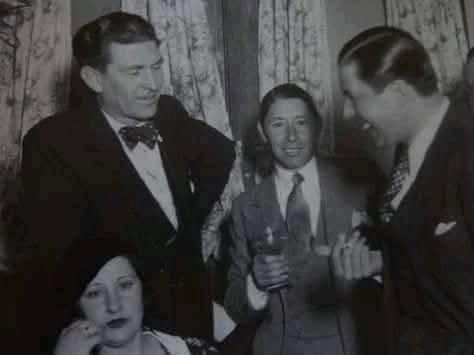 A Gardel lo conocí en el local de Glucksman y fue una recíproca corriente de simpatía, aunque en mi caso quizá fuese exacto hablar de respeto, de asombro, casi de magia. Nunca hubo ni podrá haber un cantor igual ni hombre de su dimensión humana.
AZUCENA MAIZANI