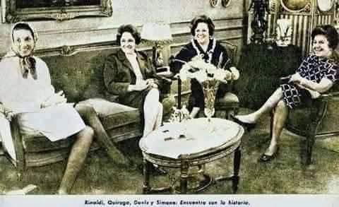 El 28 de junio de 1990, en un acto realizado en el salón dorado del Teatro Colón, Mercedes Simone fue designada académica de honor por la Academia Nacional del Tango, que ese día se fundaba.