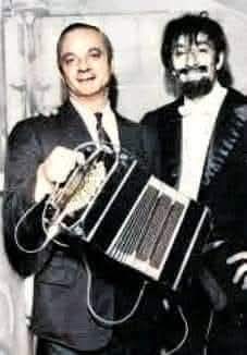 Astor quería formar su orquesta, tener su orquesta, sin indicaciones de terceros, hacer temas de él y no de otros.
DEDE de PIAZZOLLA