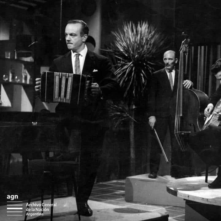 Osvaldo Berlingieri — A Piazzolla lo admiraba pero nunca toqué con él. No sé porque aparecimos juntos en un disco. Habrá sido cosa del sello que lo editó, no sé. Yo no entiendo de esas cosas.
OSVALDO BERLINGIERI