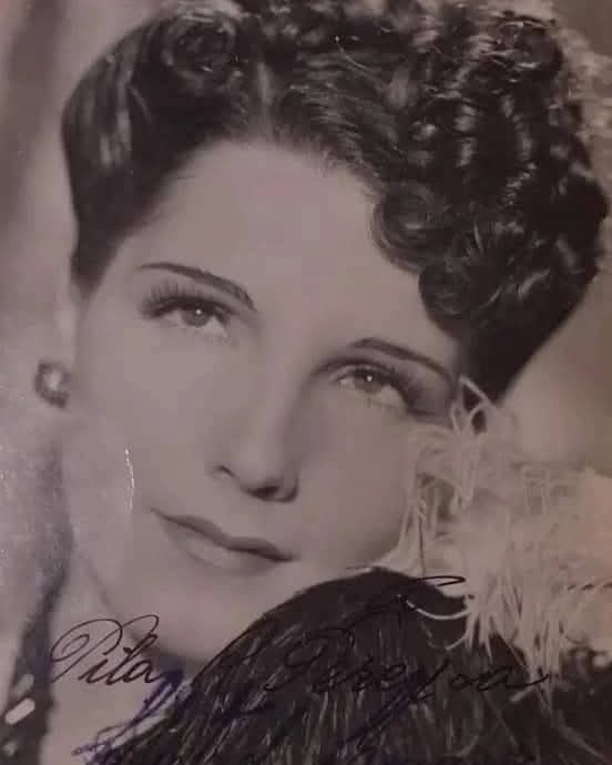 Foto original en papel:

Libertad Lamarque autografiada, Radio Belgrano.