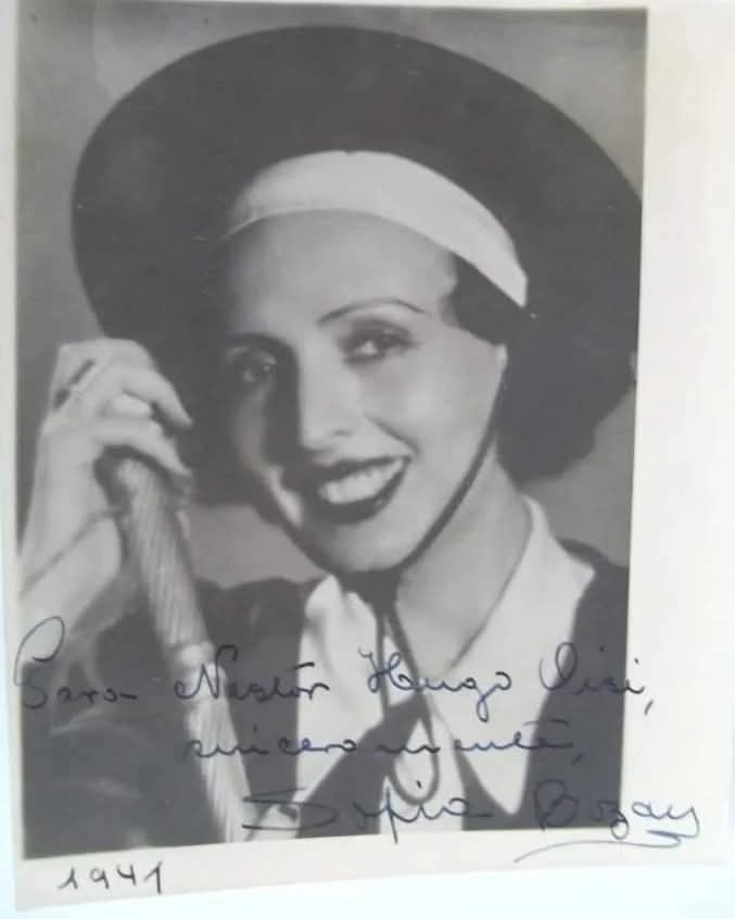 Sofía Bozán — Foto original en papel:

"La Negra" Sofía Bozán autografiada 1941.

Nombre real: Bergero, Sofía Isabel
Cancionista y actriz
(5 noviembre 1904 - 9 julio 1958)