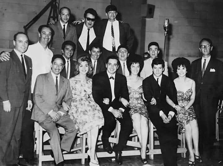 Miguel Caló · Carlos García · Horacio Salgán · Palito Ortega · Santos Lipesker — En esta foto grupal tomada en Radio El Mundo en 1962, podemos ver, entre otras personas, a: Miguel Caló, Horacio Salgán, Violeta Rivas, Marty Cosens, Palito Ortega, Carlos García, Antonio Carrizo, Santos Lipesker y Carlos Balá.