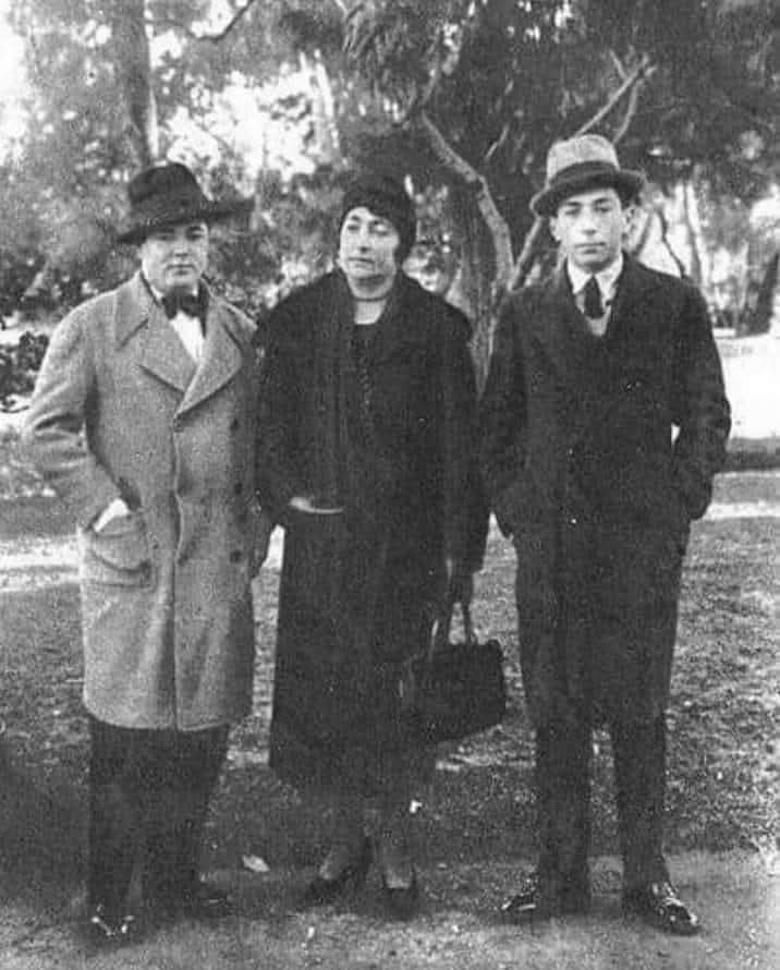 De sombrero y pajarita oscuros, vemos en los años 30 a Aníbal Troilo junto a su madre Felisa y su hermano Marcos, de paseo por el Jardín Zoológico de Buenos Aires.
