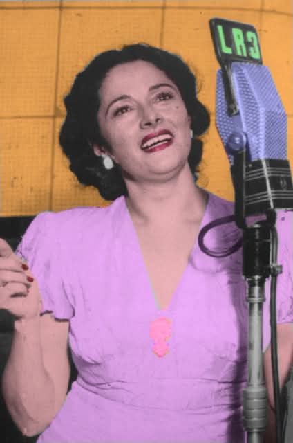 21 de Abril de 1904.
Nace Mercedes Simone.

Mercedes Celia Simone nace en Villa Elisa, Buenos Aires, el 21 de abril de 1904 y muere en Buenos Aires el  2 de octubre de 1990, fue una actriz, cantante de tango, compositora y letrista argentina. Fue apodada "La Dama del Tango".