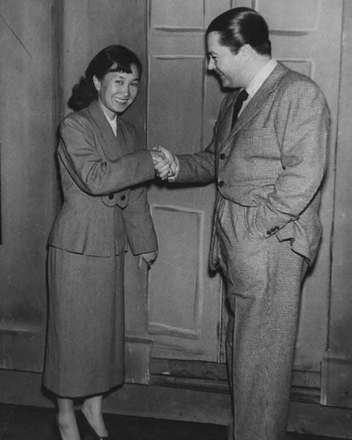 Aníbal Troilo · Ranko Fujisawa — La cantante japonesa de tangos Ranko Fujisawa junto a Aníbal Troilo en bambalinas del teatro Enrique Santos Discépolo (actual Presidente Alvear) en 1953.