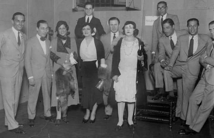 Pedro Laurenz · Julio De Caro · Ada Falcón · Libertad Lamarque · Francisco De Caro · Pedro Lauga · Anita Palmero · José Nieso · Armando Blasco — En una broadcasting porteña vemos en 1929 desde la izquierda a: Pedro Lauga, Julio de Caro, Anita Palmero, Ada Falcón, José Nieso, Libertad Lamarque, Vicente Sciaretta, Armando Blasco, Francisco de Caro y Pedro Laurenz.