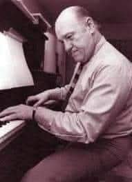 Virgilio Hugo Expósito nacio el 3 de mayo de 1924 fue un compositor de tango y pianista argentino.
Su padre, Manuel Juan Expósito, había sido criado en la Casa de Niños Expósitos (en calle Montes de Oca, de la ciudad de Buenos Aires) y adoptado por una familia sustituta.