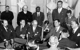 A 75 años del paso a la inmortalidad de Homero Manzi.

Homero Manzi, sentado (Primero desde la izquierda), Juan Domingo Perón segundo a la derecha sentado.