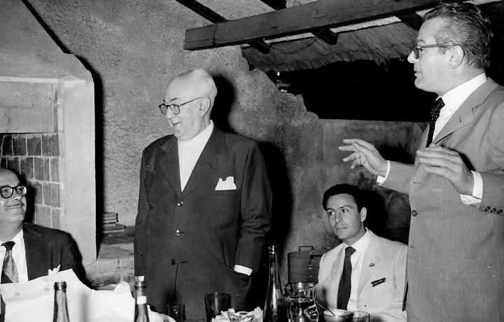 En el centro de la escena vemos de pie a José Razzano en una reunión de sociabilidad realizada en 1959 en el patio de su casa de la calle Esteban Boronino 477 del barrio de Flores. En el extremo derecho podemos observar a José María “Catunga” Contursi.