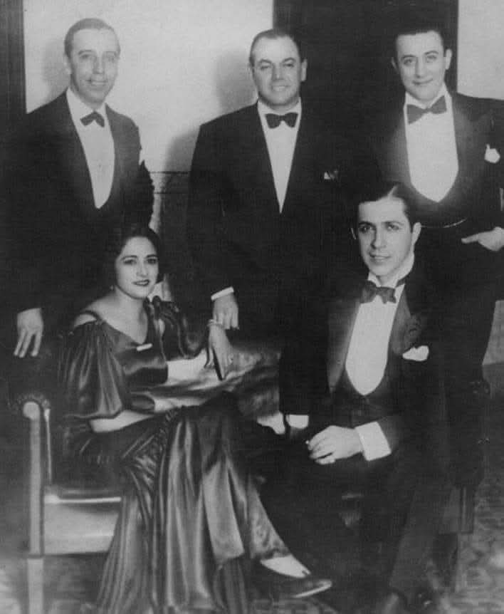 Carlos Gardel · Francisco Canaro · Osvaldo Fresedo · Mercedes Simone · Charlo — 1933: podemos observar de pie desde la izquierda a Osvaldo Fresedo, Francisco Canaro y Charlo. Sentados: Mercedes Simone y Carlos Gardel.