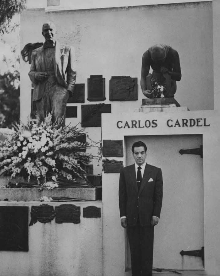 Mario Moreno Cantinflas visitando el mausoleo de Carlos Gardel en su visita al país, Cementerio de la Chacarita.
Buenos Aires, República Argentina.