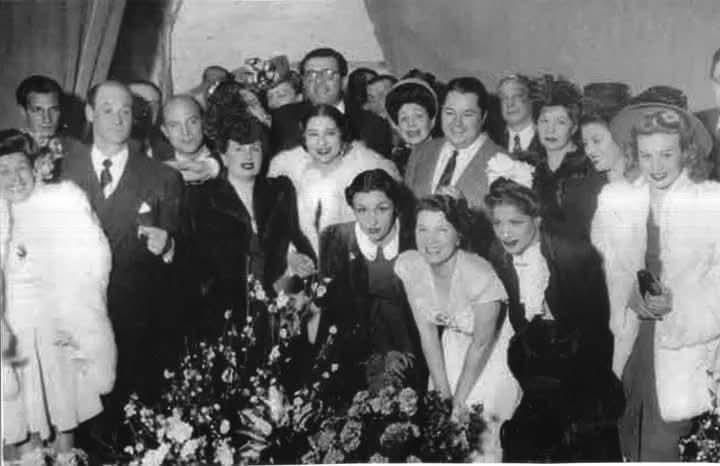 Aníbal Troilo · Tita Merello · Libertad Lamarque — Una constelación de Grandes estrellas: De izquierda a derecha; LUIS SANDRINI, PABLO PALITOS. NINÏ MARSHALL, CONCHITA PIQUER, TITA MERELLO, LIBERTAD LAMARQUE, ANÍBAL TROILO, CARMEN AMAYA y ELSA MARVAL, entre otros.