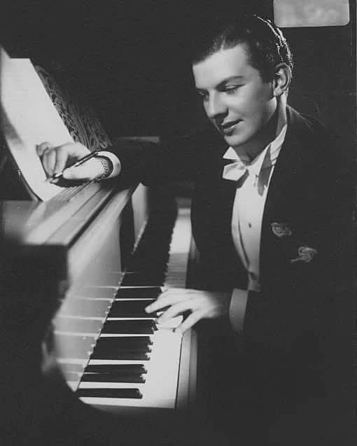 Mariano Mores.