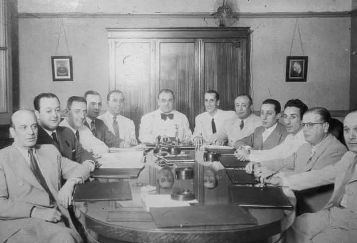 Enrique Santos Discépolo · Homero Manzi · Francisco Canaro · Pedro Laurenz · Osvaldo Fresedo · Julio De Caro · Roberto Firpo · José Luis Padula — En esta reunión de la mesa directiva de SADAIC en los años 30, podemos observar entre otros, a: Homero Manzi, José Luis Padula, Roberto Firpo, Osvaldo Fresedo, Francisco Canaro, Pedro Laurenz, Julio de Caro y Enrique Santos Discépolo.