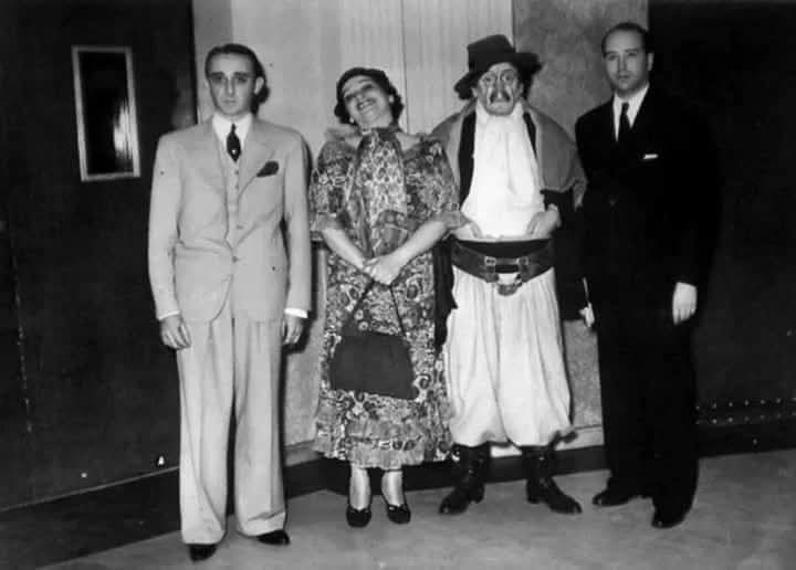 En 1937 en el flamante edificio de Radio El Mundo de Maipú 555 vemos desde la izquierda al director de orquesta Juan D`Arienzo, la actriz Leonor Rinaldi, el actor Francisco Chiarmello y el locutor Jaime Font Saravia.