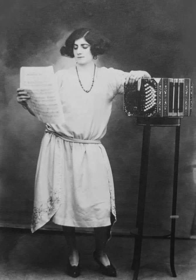 Paquita Bernardo fue compositora de tangos y la primera mujer en ejecutar el bandoneón de manera profesional. Nació en 1900 en Villa Crespo, barrio donde falleció muy joven en 1925, posiblemente de tuberculosis.