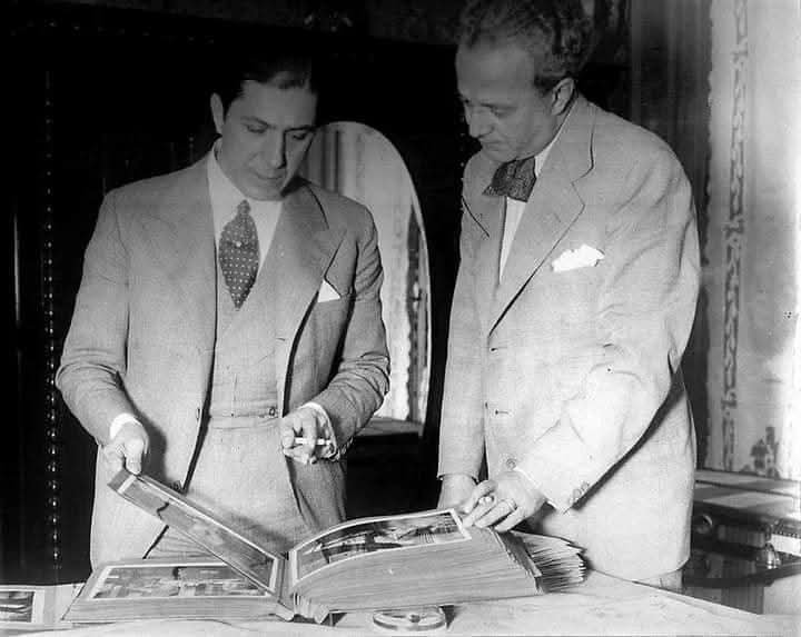 Carlos Gardel — Carlos Gardel en 1933 en su casa observando un álbum de fotos